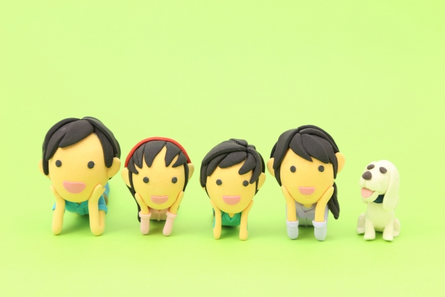 ４人の家族と犬